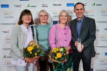 Deutscher Lesepreis 2025 Gruppenfoto mit Schulleitung und Bibliothekar Deutscher Lesepreis 2025 Gruppenfoto mit Schulleitung und Bibliothekar