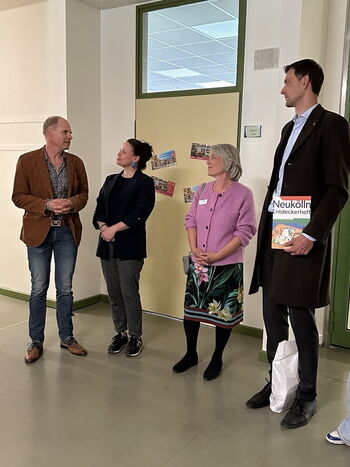 Schulfest an der Hans Fallada Eröffnung Leseoase mit u.a. Bezirksbürgermeister Martin Hikel und Schulleiterin Cordula Schröder Schulfest an der Hans Fallada Eröffnung Leseoase mit u.a. Bezirksbürgermeister Martin Hikel und Schulleiterin Cordula Schröder