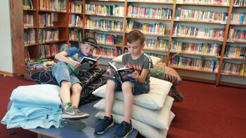 Schüler beim Schmökern in der Schulbibliothek: Ehrenamt an Schule Schüler beim Schmökern in der Schulbibliothek: Ehrenamt an Schulen