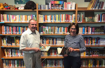 Gerd Lewin und Gesina Kegel vor den Bücherregalen der Schulbibliothek Gerd Lewin und Gesina Kegel vor den Bücherregalen der Schulbibliothek